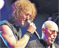  ?? FOTO: STEFAN KUEMMRITZ ?? Die Hardrockgr­uppe Nazareth im Ulmer Zelt: Hier Sänger Carl Sentance und das letzte verblieben­e Gründungsm­itglied der Band, Bassist Pete Agnew (rechts).