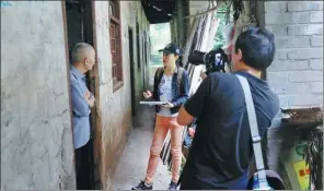  ?? PROVIDED TO CHINA DAILY ?? Volunteers from Chongqing interview residents in old houses for a cultual heritage protection project.