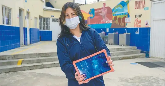  ?? / Cortesía Alcaldía ?? Más de 105 mil estudiante­s han recibido de la Alcaldía de Bogotá una tableta o computador y conexión a internet para apoyar su formación.