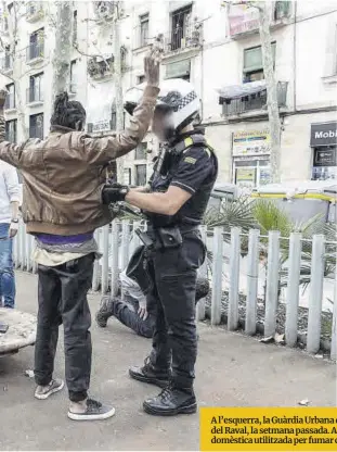  ?? Ferran Nadeu ?? A l’esquerra, la Guàrdia Urbana deté un traficant a la rambla del Raval, la setmana passada. A la dreta, una catximba domèstica utilitzada per fumar crac i altres substàncie­s.