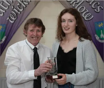  ??  ?? Ellen McNally receives her award from Bill Porter, Chairman of Wicklow Athletics