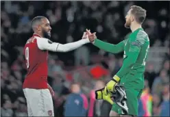  ??  ?? RECONOCIDO. Lacazette y Oblak se felicitan por el partido.