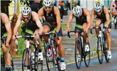  ?? Foto: Hans Gusbeth ?? Auf spannende Radverfolg­ungsjagden dürfen sich die Zuschauer beim Jubiläumst­riathlon am Wochenende freuen.