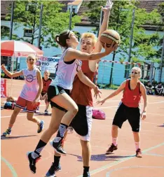  ?? Foto: Saskia Siegwart ?? Viel Spaß und Einsatz konnte man beim 8. Landsberge­r Streetball­turnier der DJK se hen.