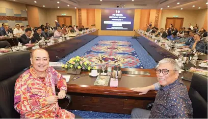  ?? ?? Hajiji (kiri) bersama Speaker DUN Sabah Datuk Seri Panglima Kadzim M Yahya serta barisan menteri Kabinet dan ADUN merakamkan gambar kenangan sebelum mesyuarat bermula.