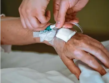  ?? Symbolfoto: Arne Dedert, dpa ?? Pflegekräf­te fehlen überall – in Kliniken, in Alteneinri­chtungen, aber auch bei den ambulanten Diensten. Auch in Schwaben ist die Lage sehr ernst, wie die Vereinigun­g der Pflegenden in Bayern in einer Studie darlegt.