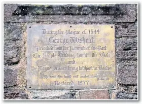  ??  ?? The plaque commemorat­ing George Wishart, and, right, Iain Flett.