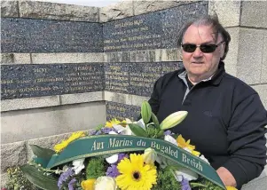  ?? | PHOTO : OUEST-FRANCE ?? Michel Douce, à la stèle des péris en mer de Loctudy, avec une gerbe de fleurs offerte par une personne anonyme pour la cérémonie qui s’est déroulée à Brest.