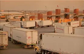  ?? Foto: reuters ?? La Canacar denunció que los choferes de camiones traían a bordo gasolina en galones para su venta en Mexicali y Tijuana