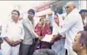  ?? HT PHOTO ?? Hemaben Vankar received the land title for an eight hectare patch of land in Dudhka village on February 20, after activist Bhanubhai Vankar set himself on fire in protest against delays.