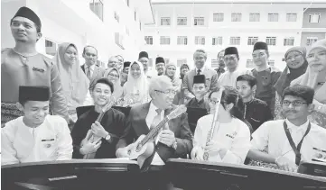  ??  ?? Mahdzir (seated centre) in a light moment with students after opening the Sekolah Seni Malaysia Johor at the Bandar Seri Alam. — Bernama photo