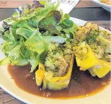  ?? FOTO: NYFFENEGGE­R ?? Würzig und mit üppiger Fleischfül­lung: So werden die Maultasche­n mit grünem Salat im Do-X Restaurant serviert.