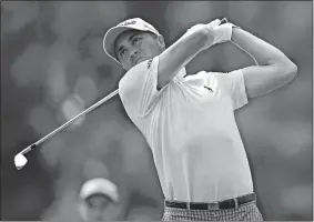  ?? DAVID DERMER/AP PHOTO ?? Justin Thomas watches his tee shot on the 15th hole during the second round of the Bridgeston­e Invitation­al on Friday at Firestone Country Club in Akron, Ohio.