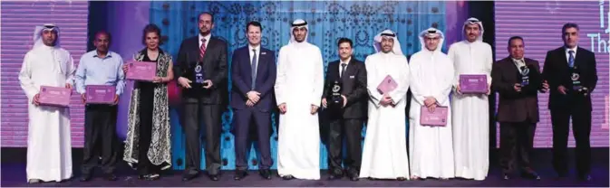  ??  ?? Zain Group Vice-Chairman and CEO Bader Nasser Al-Kharafi honors long-serving employees.
