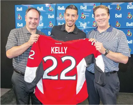  ?? WAYNE CUDDINGTON ?? Senators general manager Pierre Dorion, left, with assistant GM Randy Lee, right, and forward Chris Kelly.