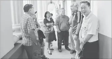  ??  ?? Goh (right) and other stamp collectors wait at the Kuching General Post Office to get First Day Covers issued by Pos Malaysia.