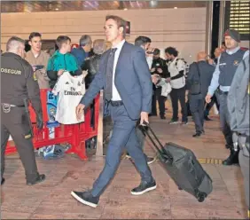  ??  ?? El Madrid se entrenó a primera hora de la tarde en Valdebebas y luego viajó a Barcelona en avión.