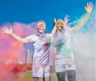  ?? Picture: JERAD WILLIAMS ?? Kellie Mills and Claire Courts sample some Color Run fun.