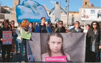  ??  ?? 5. Greta, nominada al Premio Nobel, ya es un ícono global de la preservaci­ón del planeta. En la foto, su imagen presidió una manifestac­ión en las calles de Roma a comienzos de este año.