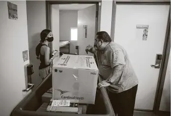  ?? Photos by Mark Mulligan / Staff photograph­er ?? Freshman Arianna Romo and her stepfather Pete Campos haul boxes into her room at UH.