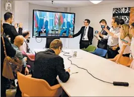  ?? YURI KADOBNOV/GETTY-AFP ?? Journalist­s from around the world follow the meeting between Presidents Putin and Trump in Helsinki, on Monday.