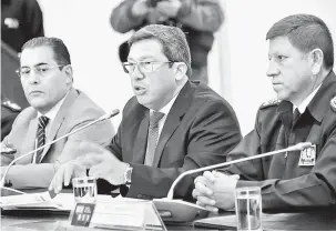  ?? — Gambar AFP ?? TEGAS: Menteri Dalam Negeri Ecuador Cesar Navas (tengah) bercakap pada sidang media mengenai penculikan tiga lelaki oleh pemberonta­k pembelot Colombia di Quito, kelmarin.