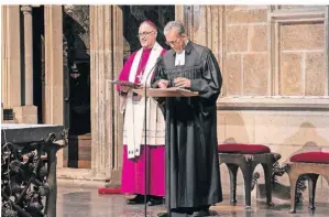  ?? FOTO: CHRISTIAN BREUER ?? Weihbischo­f Rolf Lohmann (l.) und Superinten­dent Thomas Brödenfeld feierten das Abendgebet gemeinsam im Xantener Dom.