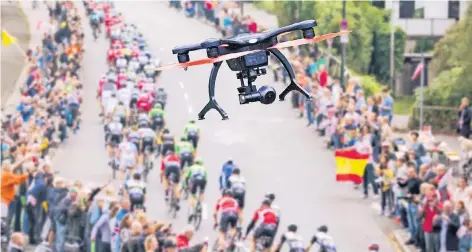  ?? FOTO: REICHWEIN/DPA, MONTAGE: RP ?? Obwohl es verboten war, ließen Privatpers­onen ihre Drohnen bei der Tour de France in Düsseldorf über den Fahrern kreisen – dieses Foto ist allerdings eine Montage. Die Polizei holte einige der Fluggeräte wieder aus der Luft, indem sie die...