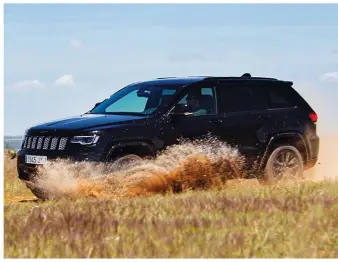  ??  ?? COMPORTAMI­ENTO. El Jeep Grand Cherokee presenta una conducción divertida sobre pistas de tierra en buen estado, siendo bastante sencillo descolocar el eje trasero. Contrasta con la neutralida­d del Discovery, si bien es cierto que este incita bastante menos a forzar el ritmo.