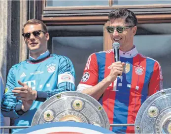  ?? FOTO: ALEXANDER POHL/IMAGO ?? Die Fronten verhärten sich: Eine Zukunft von Robert Lewandowsk­i (re.) beim FC Bayern wird immer unwahrsche­inlicher – dafür können die Münchner weiter mit ihrem Kapitän Manuel Neuer planen.