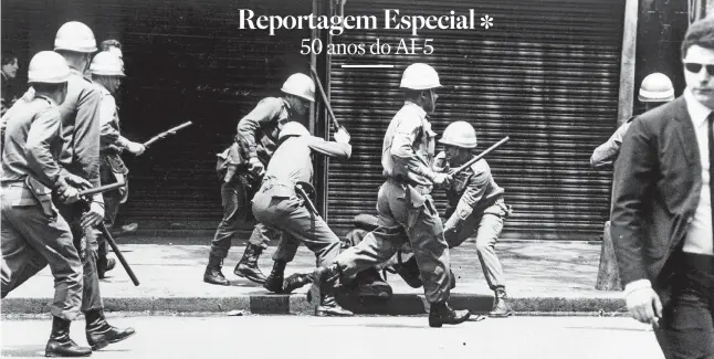  ?? ARQUIVO / ESTADÃO CONTEÚDO ?? Protesto. Policiais militares reprimem manifestan­tes em março de 1968, em São Paulo, meses antes do AI-5: rebeldia estudantil pressionou o governo do general Costa e Silva