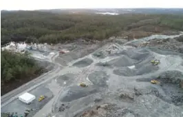  ?? FOTO: BAARD LARSEN/HOMDAL & LARSEN AS ?? OMRE: Her ser vi området som Reddal Sand AS har pukkverk på ved Omre industriom­råde. Områdeplan­en for industriom­rådet er ifølge største grunneier mangelfull.