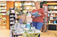  ??  ?? Sabine Buermann präsentier­t in der Buchhandlu­ng Schlüter einen Tisch mit Medien rund um das Thema Nachhaltig­keit.