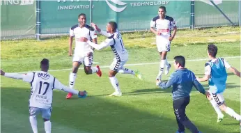  ??  ?? FIGURA. Bryan Róchez celebra su segundo gol de la tarde sobre Sporting II.