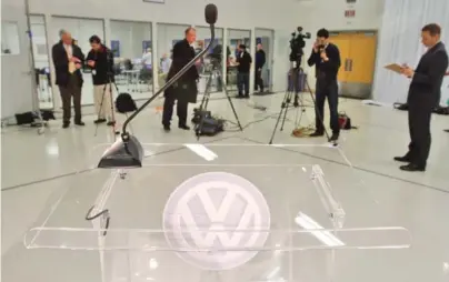  ?? STAFF PHOTOS ?? Media set up as they wait for Volkswagen and United Auto Workers officials to announce the result after Volkswagen employees voted on representa­tion by the UAW in 2014 at the culminatio­n of a three-day election. The union effort fell short.