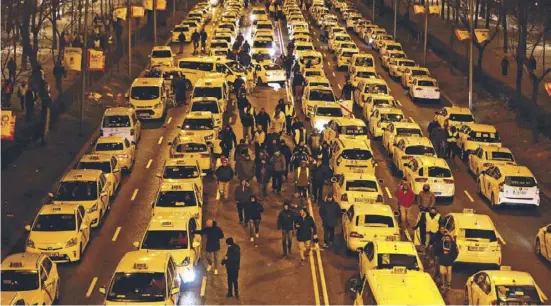  ?? Foto: dpa ?? Die Blockade der zentralen Castellana-Allee durch die Taxis führt zu einem immensen Verkehrsch­aos in Madrid.