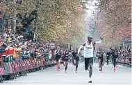  ??  ?? META. Eliud Kipchoge celebra tras romper la mítica barrera de dos horas en la maratón.