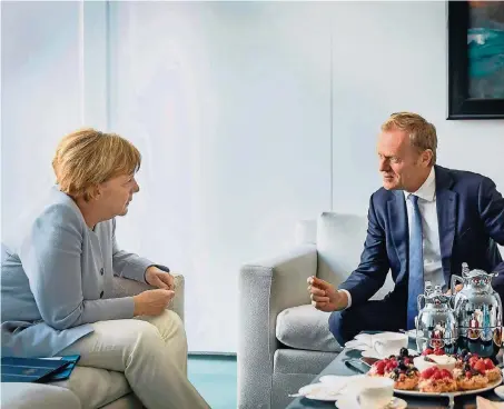  ?? FOTO: DENZEL/DPA ?? Nur die Ruhe: Kanzlerin Angela Merkel besprach sich gestern mit EU-Ratschef Donald Tusk bei Kaffee und Kuchen.