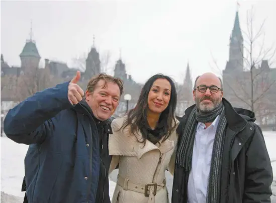  ?? BENOIT GIGNAC ?? Uni devant le parlement à Ottawa, le trio improbable composé du comédien Vincent Graton, de la fiscaliste Marwah Rizqy et du philosophe Alain Deneault. Rencontre de trois esprits libres épris de cohérence.