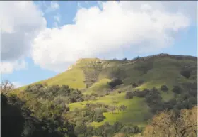  ?? Tom Stienstra / The Chronicle ?? Flag Hill at Sunol Regional Wilderness towers over the headwaters of Alameda Creek and is a sensationa­l perch to see hovering raptors at eye level.