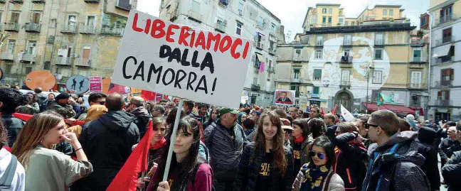  ??  ?? CorteoUna manifestaz­ione contro la camorra nel Rione Sanità