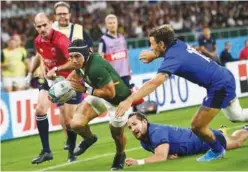  ?? Agence France-presse ?? ↑ South Africa’s Cheslin Kolbe (left) runs to score a try against Italy during their World Cup Pool B match in Shizuoka on Friday.