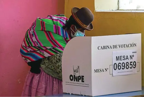  ?? EFE ?? Una mujer aymara emite su voto en un colegio en la localidad de Plateria, en el departamen­to de Puno (Perú)