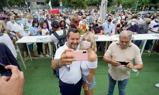  ??  ?? Pioggia di selfie Salvini ieri a San Giovanni Lupatoto per sostenere la ricandidat­ura del sindaco Gastaldell­o