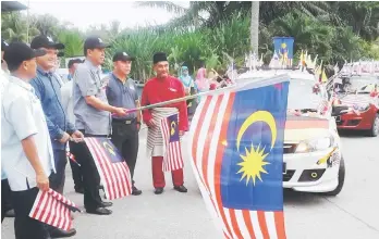  ??  ?? Majang (third left) flags off the Merdeka convoy.