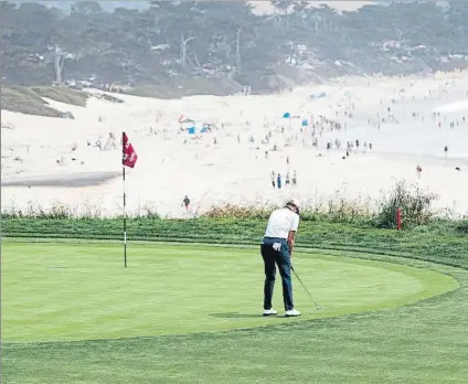  ?? FOTO: AP ?? Una maravilla y una obra de arte junto al Pacífico Varios de los hoyos de Pebble Beach están materialme­nte colgando sobre el mar