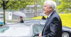  ?? FOTO: DPA ?? Seine vorzeitige Abreise nach Berlin kam in München nicht gut an: CSUChef Horst Seehofer.