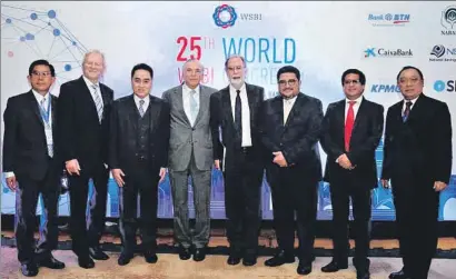  ?? LV ?? Isidro Fainé con los miembros del Comité de Presidente­s del WSBI