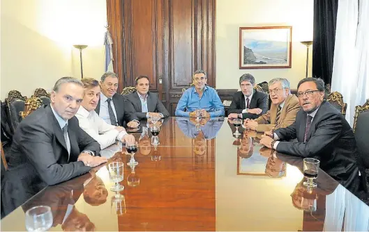  ??  ?? Respaldo en el Senado. Pichetto en primer plano, Randazzo en la cabecera de la mesa entre Espínola y Abal Medina. Sucedió el martes.