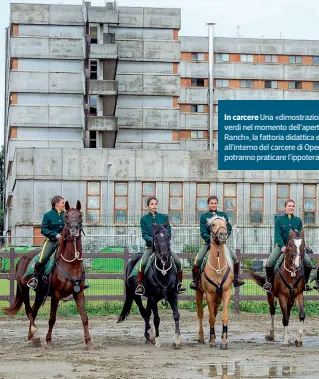  ?? (foto Alberico) ?? In carcere Una «dimostrazi­one» delle giacche verdi nel momento dell’apertura del «Freedom Ranch», la fattoria didattica e maneggio all’interno del carcere di Opera dove i detenuti potranno praticare l’ippoterapi­a